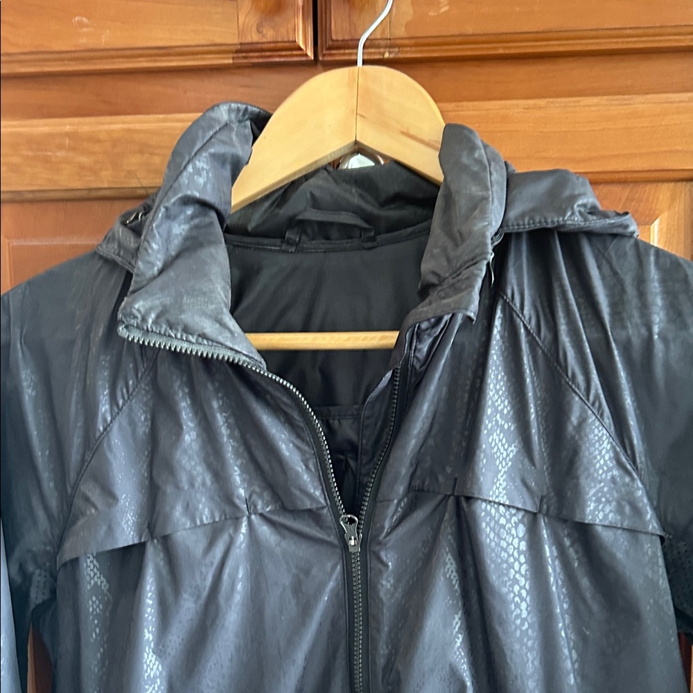 Lululemon wind breaker coat with front zip pockets and drawstring at bottom